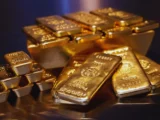 Steigender Goldpreis Chart am 8. Mai 2026 mit goldenem Barren und geopolitischer Weltkarte im Hintergrund