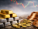 Goldbarren neben Börsenchart mit steigenden Goldpreisen und Inflationsentwicklung 2026