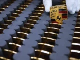 Porsche-Aktie mit Börsenchart und Sportwagen
