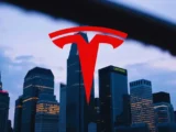 Finanzmarkt-Dashboard mit Tesla, DAX, Öl- und Goldkursen.