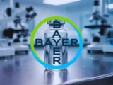Bayer Logo vor Leverkusen Werk