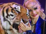 Carmen Zander Tigerkönigin mit ihren Raubkatzen
