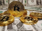 Bitcoin-Symbol vor einem digitalen Börsenchart mit fallenden und steigenden Kursbewegungen im Jahr 2026