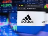 Adidas Aktie Kurschart 2026 mit Logo des Sportartikelherstellers in Deutschland