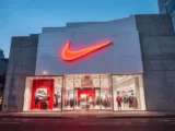 Nike-Schriftzug auf moderner Sportbekleidung