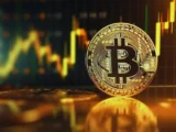 Bitcoin Kurs Chart mit rotem Abwärtspfeil und ETF-Symbolen im Hintergrund, May 2026