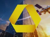 Commerzbank-Hochhaus in Frankfurt mit Börsenchart und Euro-Symbolen im Hintergrund.