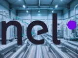 Nel-ASA-Wasserstoffanlage mit steigender Börsenkurve und grünem Energiesymbol.