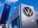 Volkswagen Aktie Chart mit China E-Auto Modellen und Konzernumbau Symbolen 2026