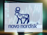 Novo Nordisk Logo mit Medikamentenpackungen und Leber-Grafik – Symbol für neue MASH-Studien und Aktienkurs