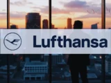 Lufthansa-Flugzeug auf dem Rollfeld während Diskussionen über den Einstieg bei TAP Portugal und steigende Kerosinkosten.