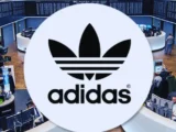 Adidas Logo mit Fußball und WM 2026 Bezug im Sportmarketing-Kontext