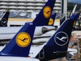 Lufthansa Flugzeug im Steigflug über Wolken, Symbol für Erholung der Luftfahrtbranche