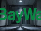 BayWa Logo vor Landwirtschaft und Baustoffen mit Börsenhintergrund
