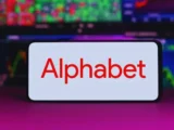 Börsenmonitor mit Alphabet Aktie, Orderbuch-Tiefe und fallendem Kurschart im Hintergrund als Symbol für volatile Marktbewegungen im Tech-Sektor