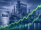 BASF Industrieanlage mit Analystengrafik und steigenden Kurscharts im Hintergrund im Kontext des DAX Marktes
