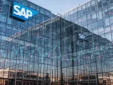 SAP-Logo vor Walldorfer Bürogebäude – Symbol für KI- und Cloud-Wachstum.