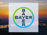 Bayer Konzernzentrale in Leverkusen mit fallendem Aktienchart und juristischen Symbolen im Hintergrund als Zeichen für Glyphosat-Risiken