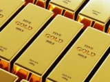 Goldbarren und Goldpreis-Chart mit aktuellem Kursanstieg im Fokus der Anleger