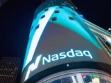 US-Börsen mit gemischter Entwicklung: Nasdaq schwankt zwischen KI-Rally und Zinsdruck, während Gold steigt und Rohstoffe volatil bleiben.