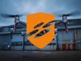 DroneShield Aktie Chart mit Drohnenabwehr-Systemen im Hintergrund, Symbol für moderne Sicherheitstechnologie