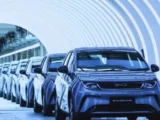 BYD-Elektrofahrzeuge auf internationaler Automesse, während die BYD-Aktie nach starken Exportzahlen und steigenden Verkäufen wieder an Dynamik gewinnt