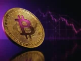Bitcoin-Darstellung mit fallendem Kurschart, der den Rückgang unter 70.000 US-Dollar und die wachsende Unsicherheit am Kryptomarkt symbolisiert