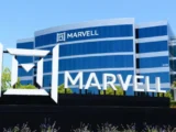 Marvell Technology Aktie Chart mit starkem Kursanstieg 2026 und KI-Chips im Hintergrund