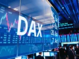 DAX steigt Richtung Rekordhoch, unterstützt von SAP, Banken und Industrieaktien
