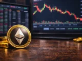 Ethereum-Logo vor einem digitalen Kurschart mit fallenden und steigenden Kursbewegungen im Kryptomarkt 2026