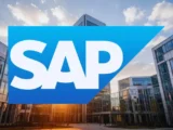 SAP Firmenzentrale mit digitalem Börsenchart und steigenden Aktienkursen im Hintergrund.