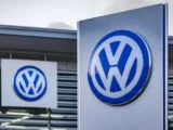 Volkswagen Aktie Chart mit Kursverlauf und Golf-Modell im Hintergrund, Juni 2026