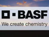 BASF Unternehmenszentrale mit Darstellung der aktuellen BASF-Aktienentwicklung und Börsenanalyse 2026.
