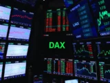 DAX Index Chart mit Kursverlauf und deutscher Börse im Hintergrund, Juni 2026