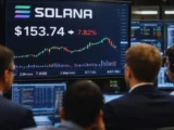 Solana Coin mit Kursdiagramm und Blockchain-Hintergrund zur Solana Prognose 2026 bis 2040