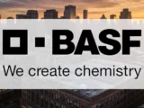 BASF-Logo vor einem Börsenchart mit Darstellung der aktuellen Kursentwicklung und Marktanalyse.