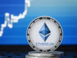 Ethereum-Münze mit Kurs-Chart und Blockchain-Netzwerk