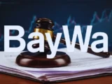 BayWa Aktie Chart mit fallender Kurve, Landwirtschaftssymbolen und Justizwaage