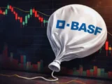 BASF-Werk mit Unternehmenslogo und Börsenchart zur Entwicklung der BASF-Aktie im Jahr 2026.