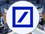 Deutsche Bank Zentrale in Frankfurt mit Aktienkurs im Hintergrund