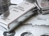 Silberbarren und Silbermünzen als Symbol für den steigenden Silberpreis und das sinkende Gold-Silber-Verhältnis