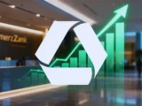 Commerzbank Logo vor Frankfurter Skyline mit steigender Aktienkurve