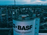 BASF-Standort mit Fokus auf die Entwicklung der BASF-Aktie und die Herausforderungen der Chemieindustrie.