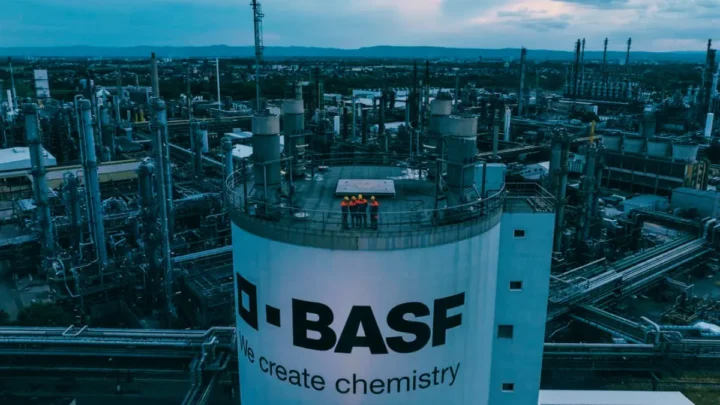 BASF-Aktie: Zehn Jahre Ernüchterung – warum der Chemieriese an einem entscheidenden Wendepunkt steht