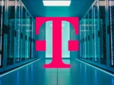 Telekom-Aktie vor digitaler Infrastruktur und Börsenchart.