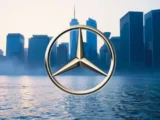 Mercedes-Benz Fahrzeug vor Unternehmenszentrale symbolisiert die Entwicklung der Mercedes-Aktie und Analystenprognosen für 2026.