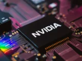 Nvidia-Logo vor KI-Servern und europäischen Supercomputern.
