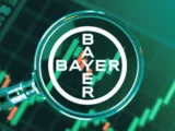 Bayer-Konzernzentrale in Leverkusen mit Börsenkursanzeige zur Bayer Aktie 2026 vor dem Hintergrund positiver Geschäftszahlen und Turnaround-Hoffnungen.