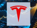 Tesla Aktie Chart mit Elektroauto und Robotaxi im Hintergrund