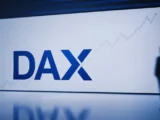 Börsenkurstafel mit fallendem DAX